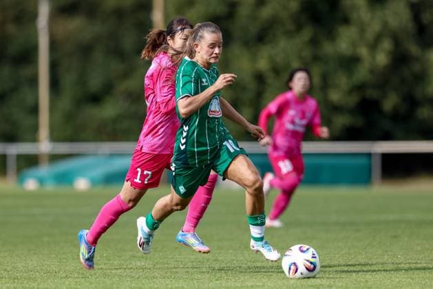 Tuana Mahmoud SV Werder Bremen, 10 on the ball, single image, full body, action, action, match scene, 24 07 2025, Bremen Germany , football, test match women, SV Werder Bremen Cerezo Osaka Yanmar Ladies xobx