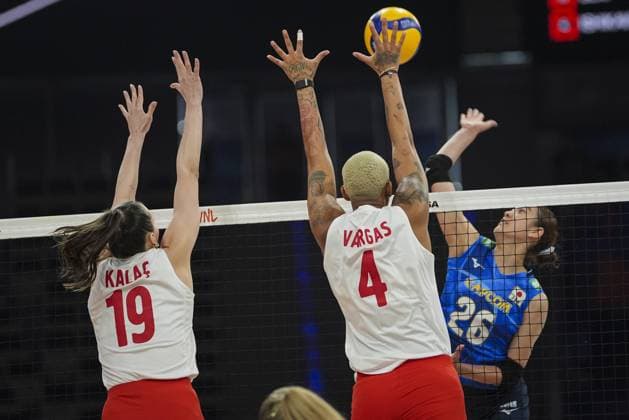 Japan v Turkiye - FIVB Women s Volleyball Nations League quarter-finals LODZ, POLAND - JULY 24: Melissa Teresa Vargas (4) and Asli Kalac (19) of Turkiye compete with Yoshino Sato (26) of Japan during the FIVB Volleyball Nations League (VNL) quarter-final match between Japan and Turkiye at Atlas Arena in Lodz, Poland on July 24, 2025. Beyza Comert Anadolu Lodz Poland. Editorial use only. Please get in touch for any other usage.  Copyright: x2025xAnadoluxBeyzaxComertx