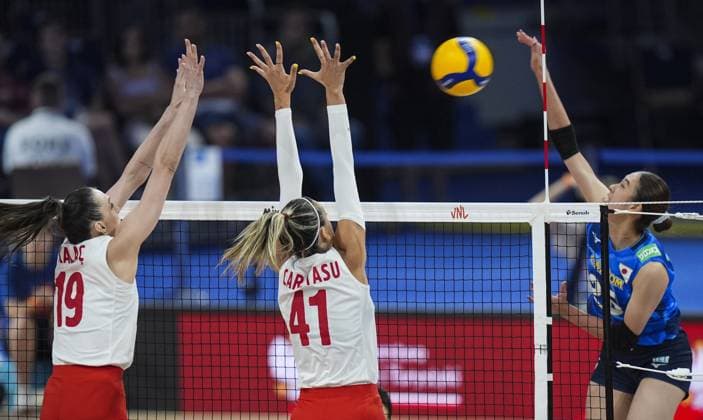 Japan v Turkiye - FIVB Women s Volleyball Nations League quarter-finals LODZ, POLAND - JULY 24: Alexia Ioana Carutasu (41) and Asli Kalac (19) of Turkiye compete with Yoshino Sato (26) of Japan during the FIVB Volleyball Nations League (VNL) quarter-final match between Japan and Turkiye at Atlas Arena in Lodz, Poland on July 24, 2025. Beyza Comert Anadolu Lodz Poland. Editorial use only. Please get in touch for any other usage.  Copyright: x2025xAnadoluxBeyzaxComertx