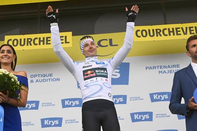 Tour de France 2025 Stage 18 COURCHEVEL COL DE LA LOZE, FRANCE - JULY 24 : Lipowitz Florian (GER) of Red Bull - BORA - Hansgrohe pictured with the white jersey during the podium ceremony of stage 18 of the 112th edition of Tour de France an UCI World Tour 2.UWT cycling road race stage for Men Elite of 171 km with start in Vif and finish in Courchevel Col de la Loze on July 24, 2025 in Courchevel Col de la Loze, France, 24 07 2025 ( Motordriver Kenny Verfaillie - Courchevel Col de la Loze France  Copyright: xJanxDexMeuleneirx
