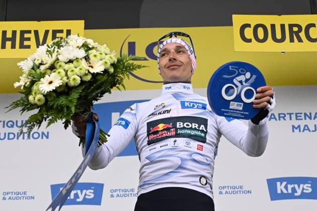 Tour de France 2025 Stage 18 COURCHEVEL COL DE LA LOZE, FRANCE - JULY 24 : Lipowitz Florian (GER) of Red Bull - BORA - Hansgrohe pictured with the white jersey during the podium ceremony of stage 18 of the 112th edition of Tour de France an UCI World Tour 2.UWT cycling road race stage for Men Elite of 171 km with start in Vif and finish in Courchevel Col de la Loze on July 24, 2025 in Courchevel Col de la Loze, France, 24 07 2025 ( Motordriver Kenny Verfaillie - Courchevel Col de la Loze France  Copyright: xJanxDexMeuleneirx