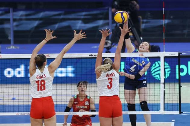 LODZ 24.07.2025 SIATKOWKA KOBIET CWIERCFINAL LIGA NARODOW MECZ : JAPONIA - TURCJA WOMEN™S VOLLEYBALL VNL NATIONS LEAGUE QUATERFINALS MATCH : JAPAN - TURKEY NZ ZEHRA GUNES CANSU OZBAY MAYU ISHIKAWA FOT. WERONIKA KRZEMINSKA - POLEC ARENA AKCJI NEWSPIX.PL --- newspix.pl 
