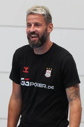 24 07 2025, xtgx, Handball, Daikin HBL, SC Magdeburg training kick-off 2025 26 v l Bennet Wiegert Magdeburg, coach portrait, portraet, single picture laugh laugh Magdeburg