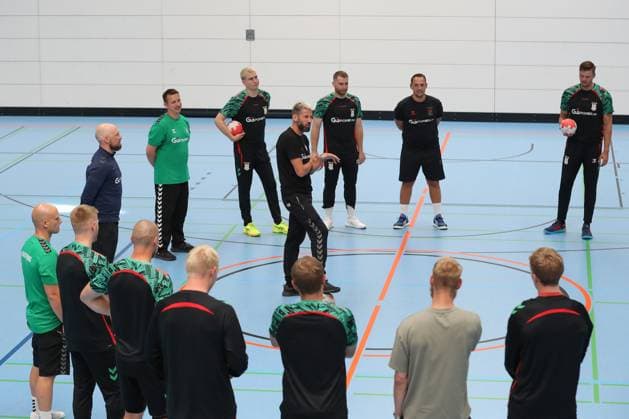 24 07 2025, xtgx, Handball, Daikin HBL, SC Magdeburg Training kick-off 2025 26 v l Bennet Wiegert Magdeburg, Coach speaks to the Magdeburg team