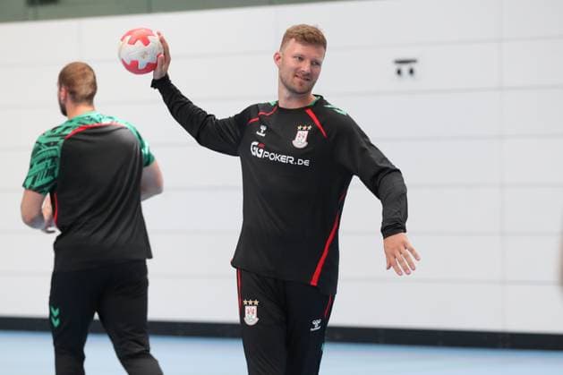 24 07 2025, xgox, Handball Daikin HBL SC Magdeburg training kick-off season 2025 26 emspor, v l Philipp Weber Magdeburg, 20 am Ball, plays the ball Magdeburg