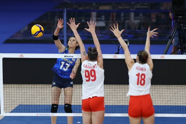 LODZ 24.07.2025 SIATKOWKA KOBIET CWIERCFINAL LIGA NARODOW MECZ : JAPONIA - TURCJA WOMEN™S VOLLEYBALL VNL NATIONS LEAGUE QUATERFINALS MATCH : JAPAN - TURKEY NZ YUKIKO WADA EBRAR KARAKURT ZEHRA GUNES FOT. WERONIKA KRZEMINSKA - POLEC ARENA AKCJI NEWSPIX.PL --- newspix.pl 