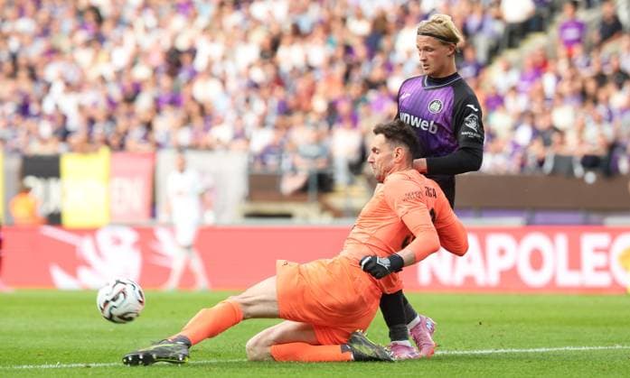 Anderlecht s Kasper Dolberg Rasmussen and Hacken s goalkeeper Etrit Berisha fight for the ball during a soccer game between Belgian soccer team RSC Anderlecht and the swedisch soccer team BK Hacken, in Anderlecht, Thursday 24 July 2025, in the second qualifying round (1st leg) of the 2025-2026 UEFA Europa League. VIRGINIExLEFOUR  x129947834x