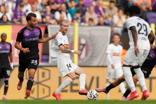 250724 Enric Llansana of Anderlecht and Simon Gustafson of Häcken during the UEFA Europa League second qualifying round match between Anderlecht and Häcken on July 24, 2025 in Brussels Photo Michael Erichsen BILDBYRAN COP 89 MI0855 fotboll football soccer fotball uefa europa league europa league kval qualifying round qualification anderlecht häcken bbeng  Copyright: MICHAELxERICHSEN BB250724MI041