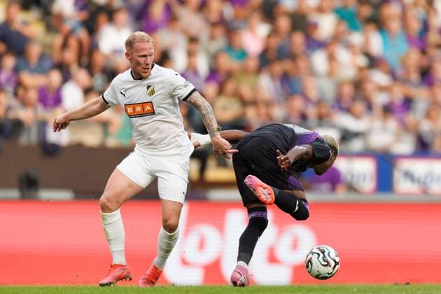 250724 Mikkel Rygaard Jensen of Häcken and Nilson Angulo of Anderlecht during the UEFA Europa League second qualifying round match between Anderlecht and Häcken on July 24, 2025 in Brussels Photo Michael Erichsen BILDBYRAN COP 89 MI0855 fotboll football soccer fotball uefa europa league europa league kval qualifying round qualification anderlecht häcken bbeng  Copyright: MICHAELxERICHSEN BB250724MI047