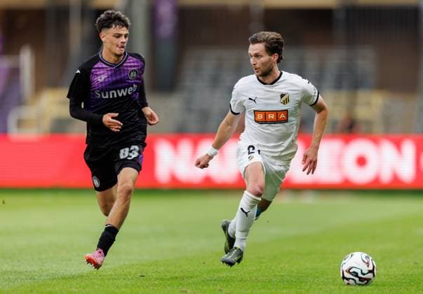 250724 Tristan Degreef of Anderlecht and Adam Lundkvist of Häcken during the UEFA Europa League second qualifying round match between Anderlecht and Häcken on July 24, 2025 in Brussels Photo Michael Erichsen BILDBYRAN COP 89 MI0855 fotboll football soccer fotball uefa europa league europa league kval qualifying round qualification anderlecht häcken bbeng  Copyright: MICHAELxERICHSEN BB250724MI049