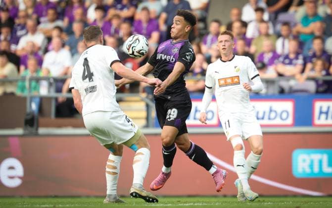 Hacken s Marius Lode and Anderlecht s Mario Stroeykens fight for the ball during a soccer game between Belgian soccer team RSC Anderlecht and the swedisch soccer team BK Hacken, in Anderlecht, Thursday 24 July 2025, in the second qualifying round (1st leg) of the 2025-2026 UEFA Europa League. VIRGINIExLEFOUR  x129950290x