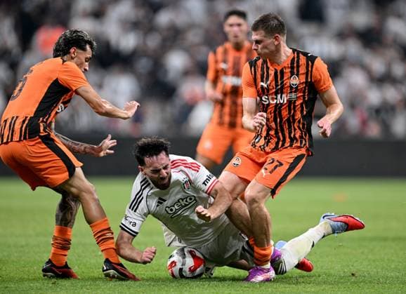 Besiktas v Shakhtar Donetsk - UEFA Europa League ISTANBUL, TURKIYE - JULY 24: Besiktas player Orkun Kokcu competes with Shakhtar Donetsk players Marlon (L) and Oleh Ocheretko (R) during the UEFA Europa League second qualifying round first leg match between Besiktas and Shakhtar Donetsk at Tupras Stadium in Istanbul, Turkiye, on July 24, 2025. Ali Atmaca Anadolu Istanbul Turkey. Editorial use only. Please get in touch for any other usage.  Copyright: x2025xAnadoluxAlixAtmacax
