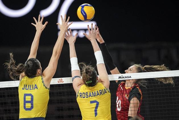 Brazil v Germany - FIVB Volleyball Nations League (VNL) LODZ, POLAND - JULY 24: Brazil’s Rosamaria Montibeller (7) competes with Germany’s Lena Stigrot (10) during the FIVB Volleyball Nations League (VNL) quarter-final match between Brazil and Germany at Atlas Arena in Lodz, Poland, on July 24, 2025. Beyza Comert Anadolu Lodz Poland. Editorial use only. Please get in touch for any other usage.  Copyright: x2025xAnadoluxBeyzaxComertx