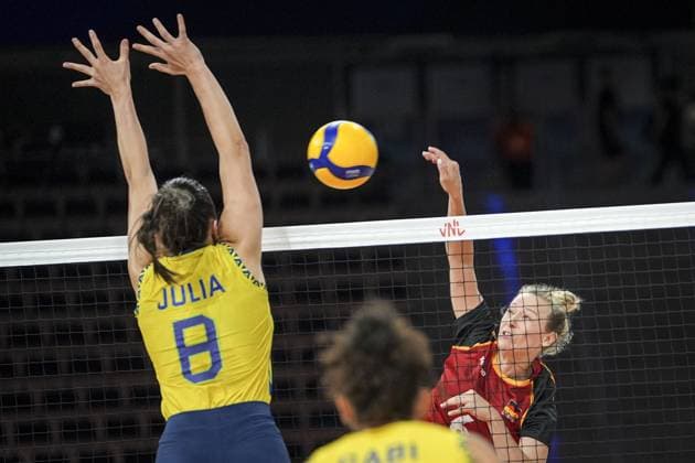 Brazil v Germany - FIVB Volleyball Nations League (VNL) LODZ, POLAND - JULY 24: Brazil’s Julia Gambatto Kudiess (8) competes with Germany’s Antonia Stautz (R) during the FIVB Volleyball Nations League (VNL) quarter-final match between Brazil and Germany at Atlas Arena in Lodz, Poland, on July 24, 2025. Beyza Comert Anadolu Lodz Poland. Editorial use only. Please get in touch for any other usage.  Copyright: x2025xAnadoluxBeyzaxComertx