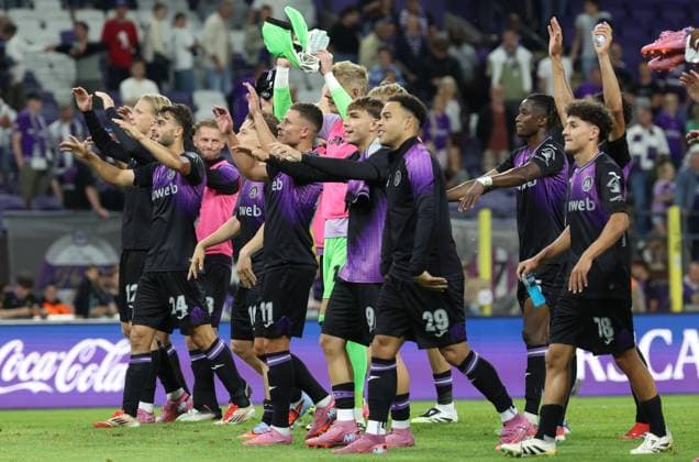 Anderlecht s players celebrate after winning a soccer game between Belgian soccer team RSC Anderlecht and the swedisch soccer team BK Hacken, in Anderlecht, Thursday 24 July 2025, in the second qualifying round (1st leg) of the 2025-2026 UEFA Europa League. VIRGINIExLEFOUR  x129952932x