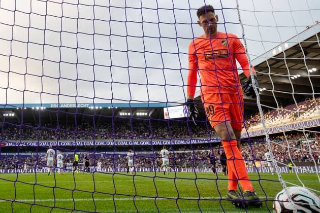 250724 Goalkeeper Etrit Berisha of Häcken looks dejected after 1 0 during the UEFA Europa League second qualifying round match between Anderlecht and Häcken on July 24, 2025 in Brussels Photo Michael Erichsen BILDBYRAN COP 89 MI0855 fotboll football soccer fotball uefa europa league europa league kval qualifying round qualification anderlecht häcken bbeng depp  Copyright: MICHAELxERICHSEN BB250724MI070