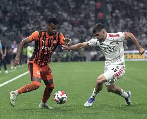Besiktas v Shakhtar Donetsk - UEFA Europa League ISTANBUL, TURKIYE - JULY 24: Besiktas player David Jurasek (39) competes with Shakhtar Donetsk player Alisson (L) during the UEFA Europa League second qualifying round first leg match between Besiktas and Shakhtar Donetsk at Tupras Stadium in Istanbul, Turkiye, on July 24, 2025. Esra Bilgin Anadolu Istanbul Turkey. Editorial use only. Please get in touch for any other usage.  Copyright: x2025xAnadoluxEsraxBilginx