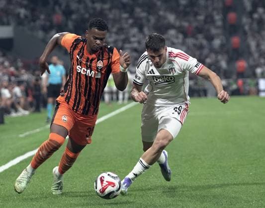 Besiktas v Shakhtar Donetsk - UEFA Europa League ISTANBUL, TURKIYE - JULY 24: Besiktas player David Jurasek (39) competes with Shakhtar Donetsk player Alisson (L) during the UEFA Europa League second qualifying round first leg match between Besiktas and Shakhtar Donetsk at Tupras Stadium in Istanbul, Turkiye, on July 24, 2025. Esra Bilgin Anadolu Istanbul Turkey. Editorial use only. Please get in touch for any other usage.  Copyright: x2025xAnadoluxEsraxBilginx