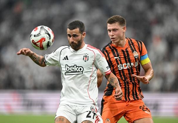 Besiktas v Shakhtar Donetsk - UEFA Europa League ISTANBUL, TURKIYE - JULY 24: Besiktas player Rafa Silva (L) competes with Shakhtar Donetsk player Mykola Matviyenko (R) during the UEFA Europa League second qualifying round first leg match between Besiktas and Shakhtar Donetsk at Tupras Stadium in Istanbul, Turkiye, on July 24, 2025. Ali Atmaca Anadolu Istanbul Turkey. Editorial use only. Please get in touch for any other usage.  Copyright: x2025xAnadoluxAlixAtmacax