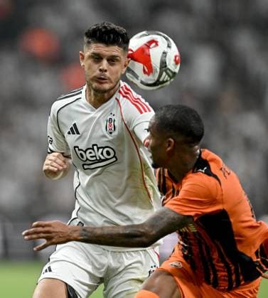 Besiktas v Shakhtar Donetsk - UEFA Europa League ISTANBUL, TURKIYE - JULY 24: Besiktas player Milot Rashica (L) competes with Shakhtar Donetsk player Pedro Henrique (R) during the UEFA Europa League second qualifying round first leg match between Besiktas and Shakhtar Donetsk at Tupras Stadium in Istanbul, Turkiye, on July 24, 2025. Ali Atmaca Anadolu Istanbul Turkey. Editorial use only. Please get in touch for any other usage.  Copyright: x2025xAnadoluxAlixAtmacax