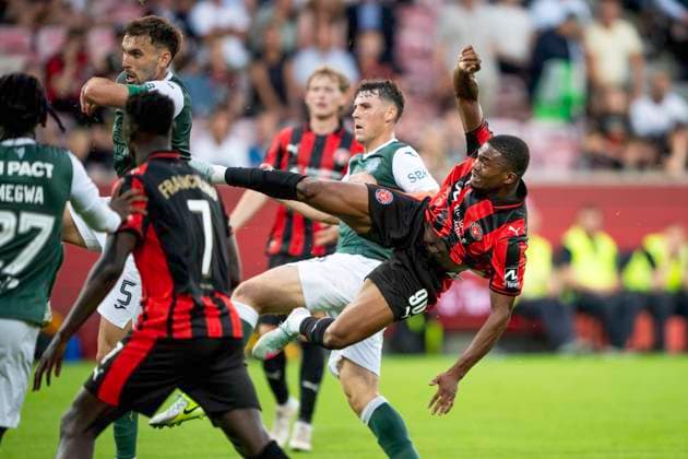 Qualification for Europa League FC Midtjylland Hibernian FC Midtjylland s Friday Etim in action with Hibernian FC s Warren O Hora and Josh Mulligan during the encounter between FC Midtjylland and Hibernian in a qualification match for the Europa League at MCH Arena in Herning on Thursday, July 24, 2025 Photo Bo Amstrup Ritzau Scanpix , Herning Denmark Mors  Copyright: BoxAmrstrupx xRitzauxScanpix BoxAmstrupx spdk20250724-214245-L