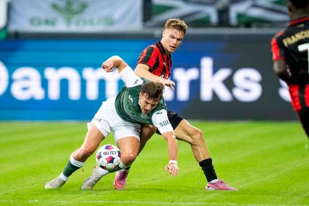 Qualification for Europa League FC Midtjylland Hibernian Hibernian FC s Josh Campbell in action with FC Midtjylland s Viktor Bak during the match between FC Midtjylland and Hibernian in a qualification match for the Europa League at MCH Arena in Herning on Thursday, July 24, 2025 Photo Bo Amstrup Ritzau Scanpix , Herning Denmark Mors  Copyright: BoxAmrstrupx xRitzauxScanpix BoxAmstrupx spdk20250724-215653-L