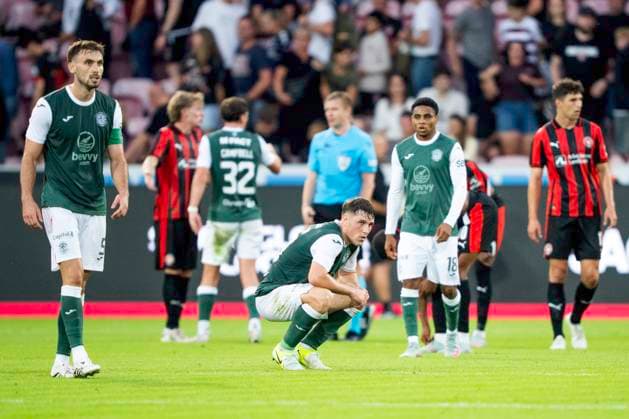 Qualification for Europa League FC Midtjylland Hibernian Hibernian FC players catch their breath after 1 1 in the match between FC Midtjylland and Hibernian in a qualification match for the Europa League at MCH Arena in Herning on Thursday, July 24, 2025 Photo Bo Amstrup Ritzau Scanpix , Herning Denmark Mors  Copyright: BoxAmrstrupx xRitzauxScanpix BoxAmstrupx spdk20250724-214102-L