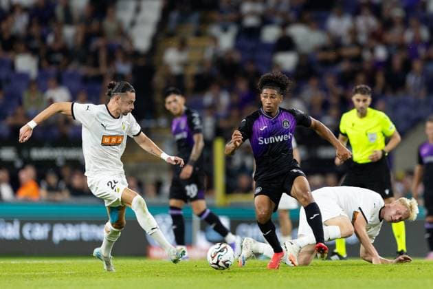 250724 Nathan Saliba of Anderlecht and Amor Layouni of Häcken during the UEFA Europa League second qualifying round match between Anderlecht and Häcken on July 24, 2025 in Brussels Photo Michael Erichsen BILDBYRAN COP 89 MI0855 anderlecht bbeng europa league football fotball fotboll häcken kval qualification qualifying round soccer uefa europa league  Copyright: MICHAELxERICHSEN BB250724MI083