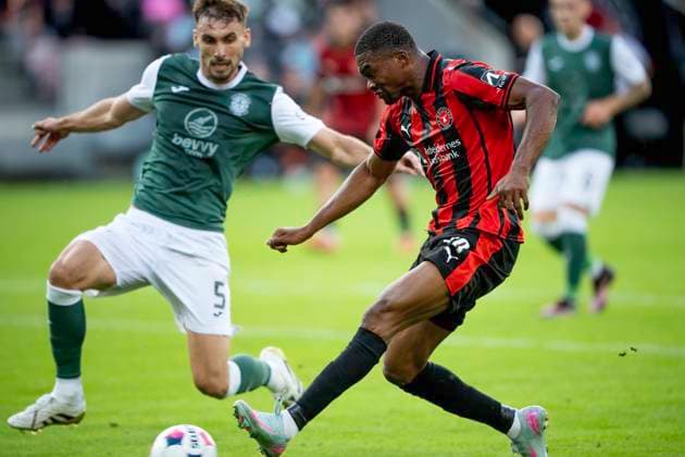 Qualification for Europa League FC Midtjylland Hibernian FC Midtjylland s Friday Etim in action with Hibernian FC s Warren O Hora during the match between FC Midtjylland and Hibernian in a qualification match for the Europa League at MCH Arena in Herning on Thursday, July 24, 2025 Photo Bo Amstrup Ritzau Scanpix , Herning Denmark Mors  Copyright: BoxAmrstrupx xRitzauxScanpix BoxAmstrupx spdk20250724-220447-L