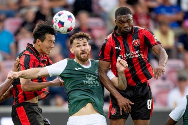 Qualifying for the Europa League FC Midtjylland Hibernian Hibernian FCs Jack Iredale in action with FC Midtjyllands Han Beom Lee and Friday Etim during the match between FC Midtjylland and Hibernian in a qualifying game for the Europa League at MCH Arena in Herning on Thursday, July 24, 2025 Photo Bo Amstrup Ritzau Scanpix , Herning Denmark Mors  Copyright: BoxAmrstrupx xRitzauxScanpix BoxAmstrupx spdk20250724-222236-L