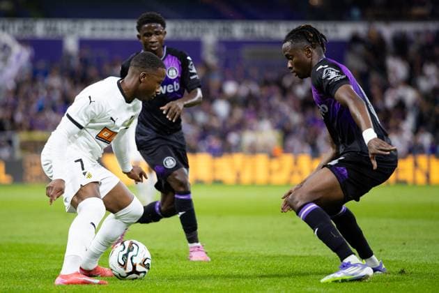 250724 Sanders Ngabo of Häcken and Moussa Ndiaye of Anderlecht during the UEFA Europa League second qualifying round match between Anderlecht and Häcken on July 24, 2025 in Brussels Photo Michael Erichsen BILDBYRAN COP 89 MI0855 anderlecht bbeng europa league football fotball fotboll häcken kval qualification qualifying round soccer uefa europa league  Copyright: MICHAELxERICHSEN BB250724MI088
