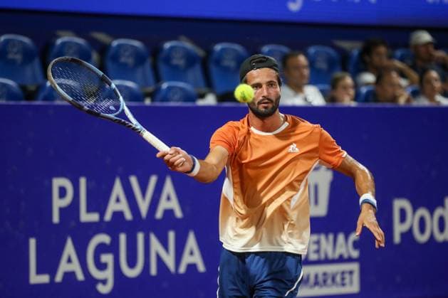 Umag, Croatia, 240725. 35th Plava Laguna Croatia Open Umag. Quarterfinal tennis match between Bosnian Damir Dzumhur and Frenchman Titouan Droguet. Photo: Goran Sebelic CROPIX Copyright: xxGoranxSebelicx dzumhur_droguet30-240725