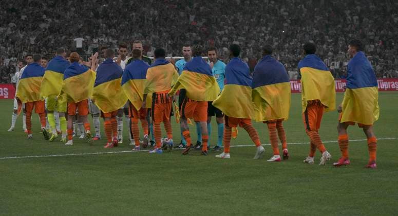 The Shakhtar Donetsk players came out for the opening ceremony carrying Ukrainian flags before the UEFA Europa League 2025 26 Second Qualifying Round First Leg match between Besiktas and Shakhtar Donetsk at Tupras Stadium on July 24, 2025 in Istanbul, Turkey. Istanbul Tupras Stadium Turkey Copyright: xSeskimphotox Besiktas-Shakhtar240725 (1)