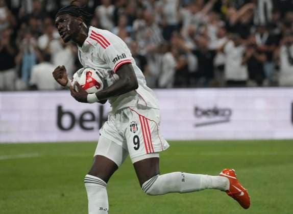 Tammy Abraham of Besiktas celebrates after scoring the first goal of his team during the UEFA Europa League 2025 26 Second Qualifying Round First Leg match between Besiktas and Shakhtar Donetsk at Tupras Stadium on July 24, 2025 in Istanbul, Turkey. Istanbul Tupras Stadium Turkey Copyright: xSeskimphotox Besiktas-Shakhtar240725 (10)