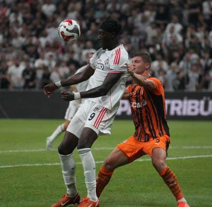 Tammy Abraham (L) of Besiktas and Valerii Bondar (5) of Shakhtar Donetsk battle for the ball during the UEFA Europa League 2025 26 Second Qualifying Round First Leg match between Besiktas and Shakhtar Donetsk at Tupras Stadium on July 24, 2025 in Istanbul, Turkey. Istanbul Tupras Stadium Turkey Copyright: xSeskimphotox Besiktas-Shakhtar240725 (12)