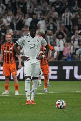 Tammy Abraham of Besiktas taking the penalty kick during the UEFA Europa League 2025 26 Second Qualifying Round First Leg match between Besiktas and Shakhtar Donetsk at Tupras Stadium on July 24, 2025 in Istanbul, Turkey. Istanbul Tupras Stadium Turkey Copyright: xSeskimphotox Besiktas-Shakhtar240725 (6)