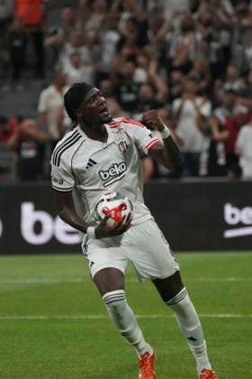 Tammy Abraham of Besiktas celebrates after scoring the first goal of his team during the UEFA Europa League 2025 26 Second Qualifying Round First Leg match between Besiktas and Shakhtar Donetsk at Tupras Stadium on July 24, 2025 in Istanbul, Turkey. Istanbul Tupras Stadium Turkey Copyright: xSeskimphotox Besiktas-Shakhtar240725 (7)