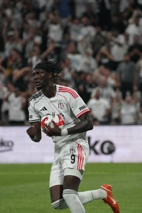 Tammy Abraham of Besiktas celebrates after scoring the first goal of his team during the UEFA Europa League 2025 26 Second Qualifying Round First Leg match between Besiktas and Shakhtar Donetsk at Tupras Stadium on July 24, 2025 in Istanbul, Turkey. Istanbul Tupras Stadium Turkey Copyright: xSeskimphotox Besiktas-Shakhtar240725 (9)