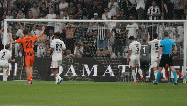 Besiktas players visibly upset after conceding the third goal during the UEFA Europa League 2025 26 Second Qualifying Round First Leg match between Besiktas and Shakhtar Donetsk at Tupras Stadium on July 24, 2025 in Istanbul, Turkey. Istanbul Tupras Stadium Turkey Copyright: xSeskimphotox Besiktas-Shakhtar240725 (20)
