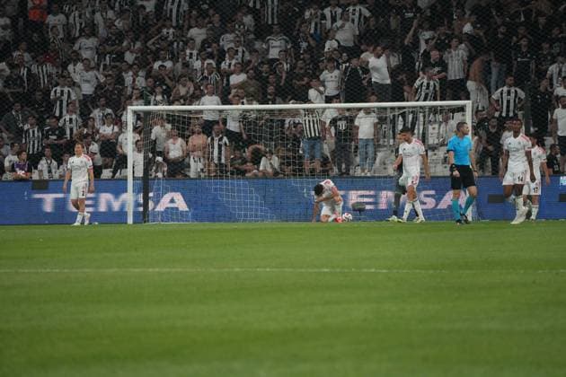 Besiktas players visibly upset after conceding the third goal during the UEFA Europa League 2025 26 Second Qualifying Round First Leg match between Besiktas and Shakhtar Donetsk at Tupras Stadium on July 24, 2025 in Istanbul, Turkey. Istanbul Tupras Stadium Turkey Copyright: xSeskimphotox Besiktas-Shakhtar240725 (23)