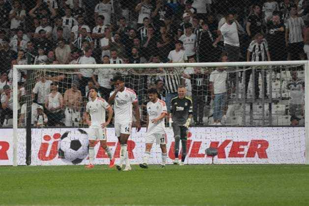 Besiktas players visibly upset after conceding the third goal during the UEFA Europa League 2025 26 Second Qualifying Round First Leg match between Besiktas and Shakhtar Donetsk at Tupras Stadium on July 24, 2025 in Istanbul, Turkey. Istanbul Tupras Stadium Turkey Copyright: xSeskimphotox Besiktas-Shakhtar240725 (24)