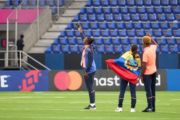 Players from the Ecuador take a selfie with Ecuador flag on the pitch prior to the defining Group B match of Copa America Feminina between Argentina and Ecuador at Complejo Independiente del Valle on July 24, 2025 in Quito, Ecuador (Photo by Camilla Stolen, Imago) Quito Ecuador Copyright: xCamillaxStolenx L1250632