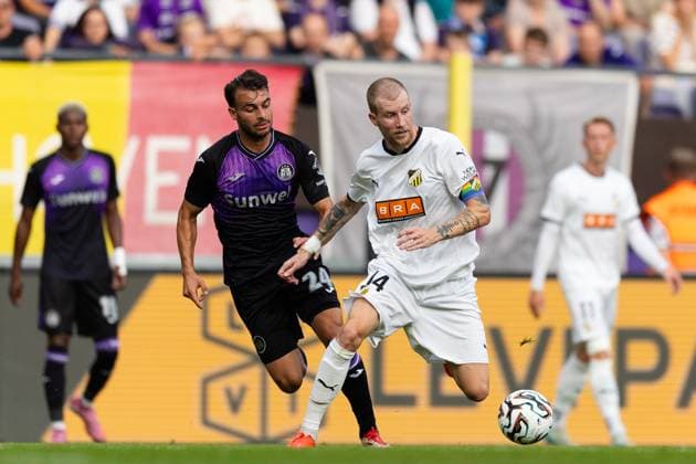 250724 Enric Llansana of Anderlecht and Simon Gustafson of Häcken during the UEFA Europa League second qualifying round match between Anderlecht and Häcken on July 24, 2025 in Brussels Photo Michael Erichsen BILDBYRAN COP 89 MI0855 anderlecht bbeng europa league football fotball fotboll häcken kval qualification qualifying round soccer uefa europa league  Copyright: MICHAELxERICHSEN BB250724MI150