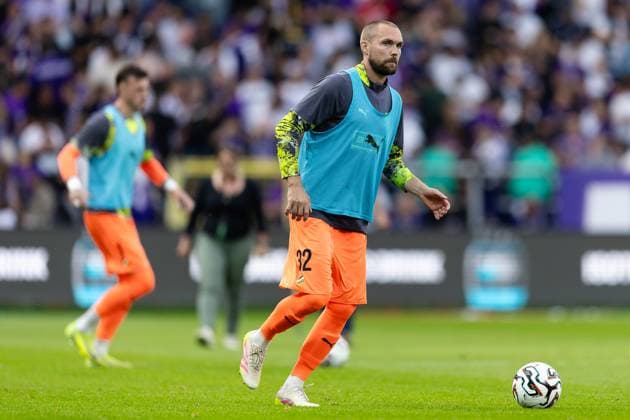 250724 Goalkeeper Oscar Jansson of Häcken during warm up ahead of the second half of the UEFA Europa League second qualifying round match between Anderlecht and Häcken on July 24, 2025 in Brussels Photo Michael Erichsen BILDBYRAN COP 89 MI0855 anderlecht bbeng europa league football fotball fotboll häcken kval qualification qualifying round soccer uefa europa league  Copyright: MICHAELxERICHSEN BB250724MI162