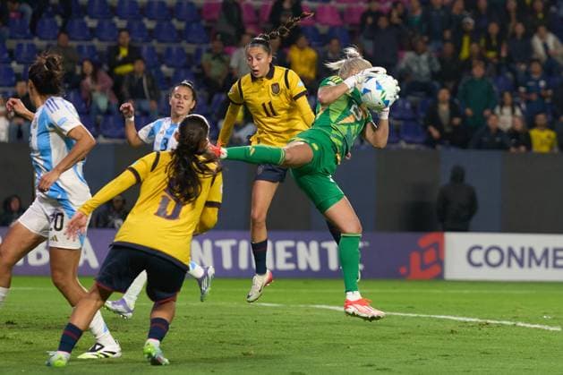 Goalie Abigail Chaves of Argentina jumps to save a ball during the defining Group B match of Copa America Feminina between Argentina and Ecuador at Complejo Independiente del Valle on July 24, 2025 in Quito, Ecuador (Photo by Camilla Stolen, Imago) Quito Ecuador Copyright: xCamillaxStolenx L1045319