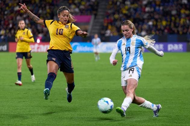 Agostina Holzheier of Argentina dribbles the ball past Kerlly Real of Ecuador during the defining Group B match of Copa America Feminina between Argentina and Ecuador at Complejo Independiente del Valle on July 24, 2025 in Quito, Ecuador (Photo by Camilla Stolen, Imago) Quito Ecuador Copyright: xCamillaxStolenx L1045554