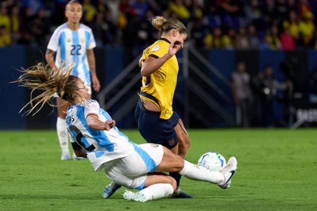 Adriana Sachs of Argentina defends the ball against Manoly Baquerizo of Ecuador during the defining Group B match of Copa America Feminina between Argentina and Ecuador at Complejo Independiente del Valle on July 24, 2025 in Quito, Ecuador (Photo by Camilla Stolen, Imago) Quito Ecuador Copyright: xCamillaxStolenx L1045281