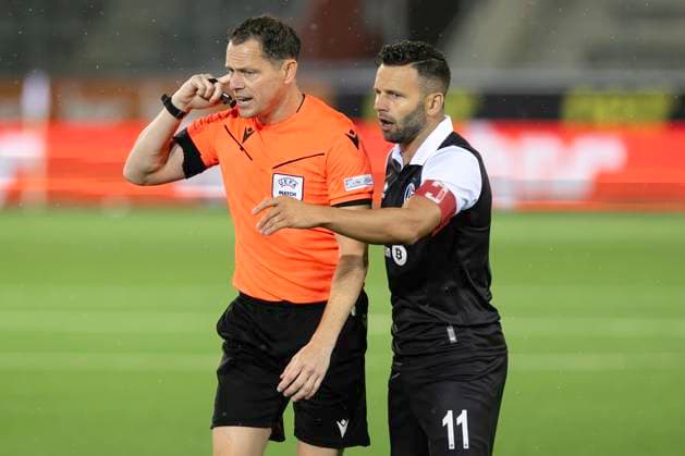 Referee Darren England, ENG, re Renato Steffen, FCL, FC Lugano CFR Cluj, Qualifying round UEFA Europa League, Football, 24 07 2025