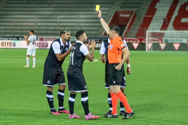F l n r Antonios Papadopoulos, Renato Steffen, FCL, referee Darren England, ENG, yellow card, FC Lugano CFR Cluj, qualifying round UEFA Europa League, football, 24 07 2025