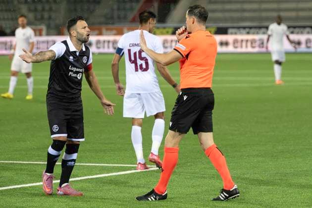Renato Steffen, FCL, re referee Darren England, ENG, FC Lugano CFR Cluj, qualifying round UEFA Europa League, football, 24 07 2025